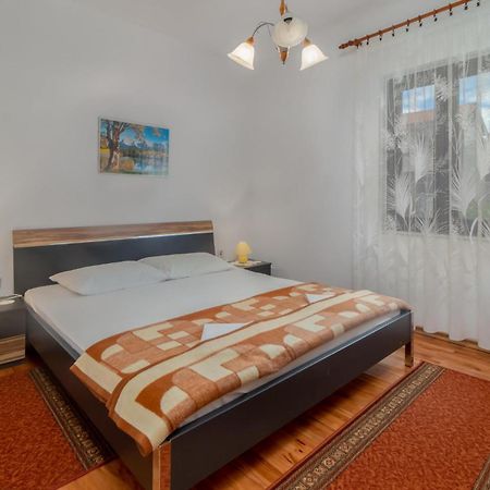 3 Bedroom Awesome Apartment In Нови-Винодолски Экстерьер фото