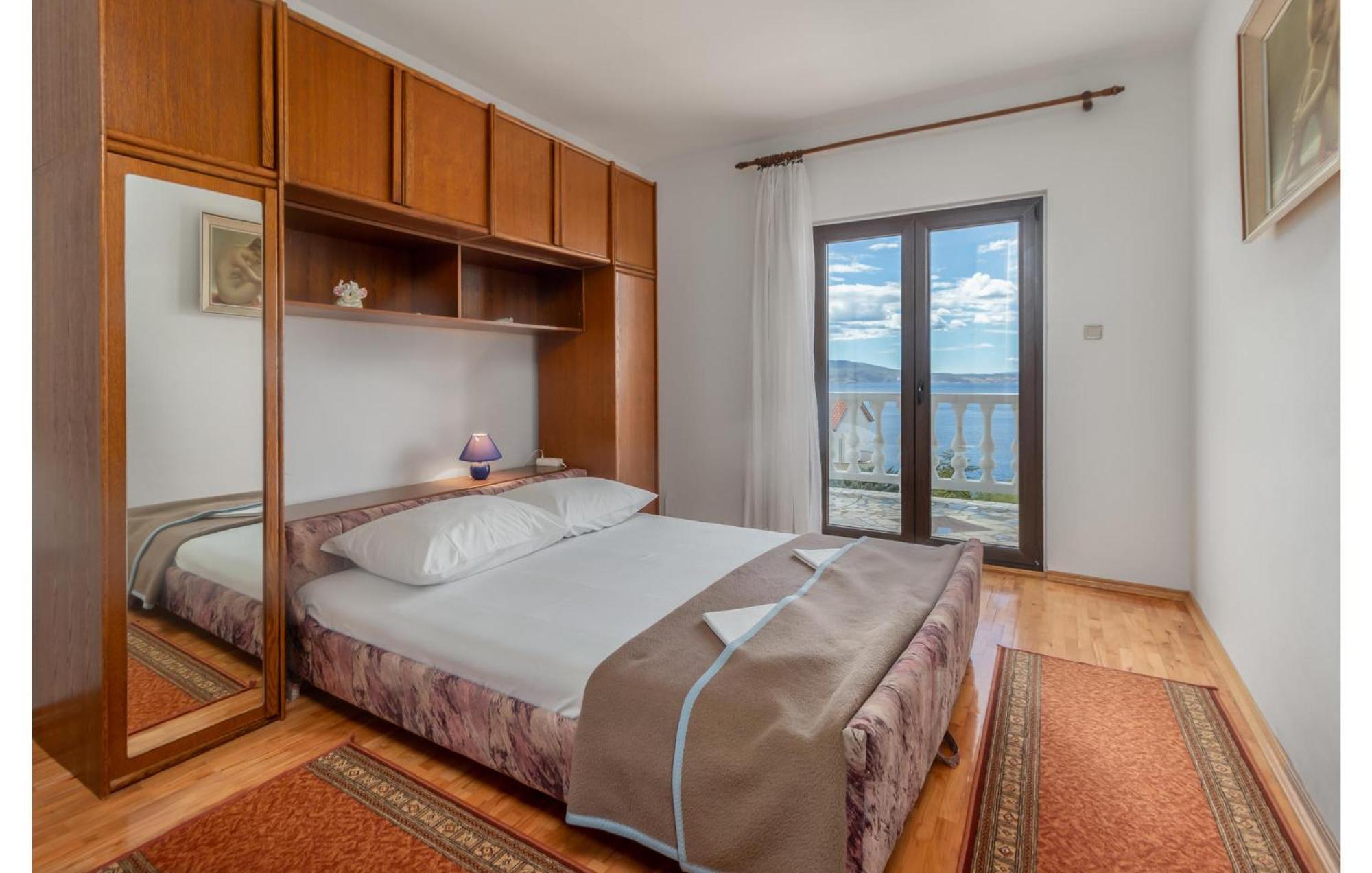 3 Bedroom Awesome Apartment In Нови-Винодолски Экстерьер фото