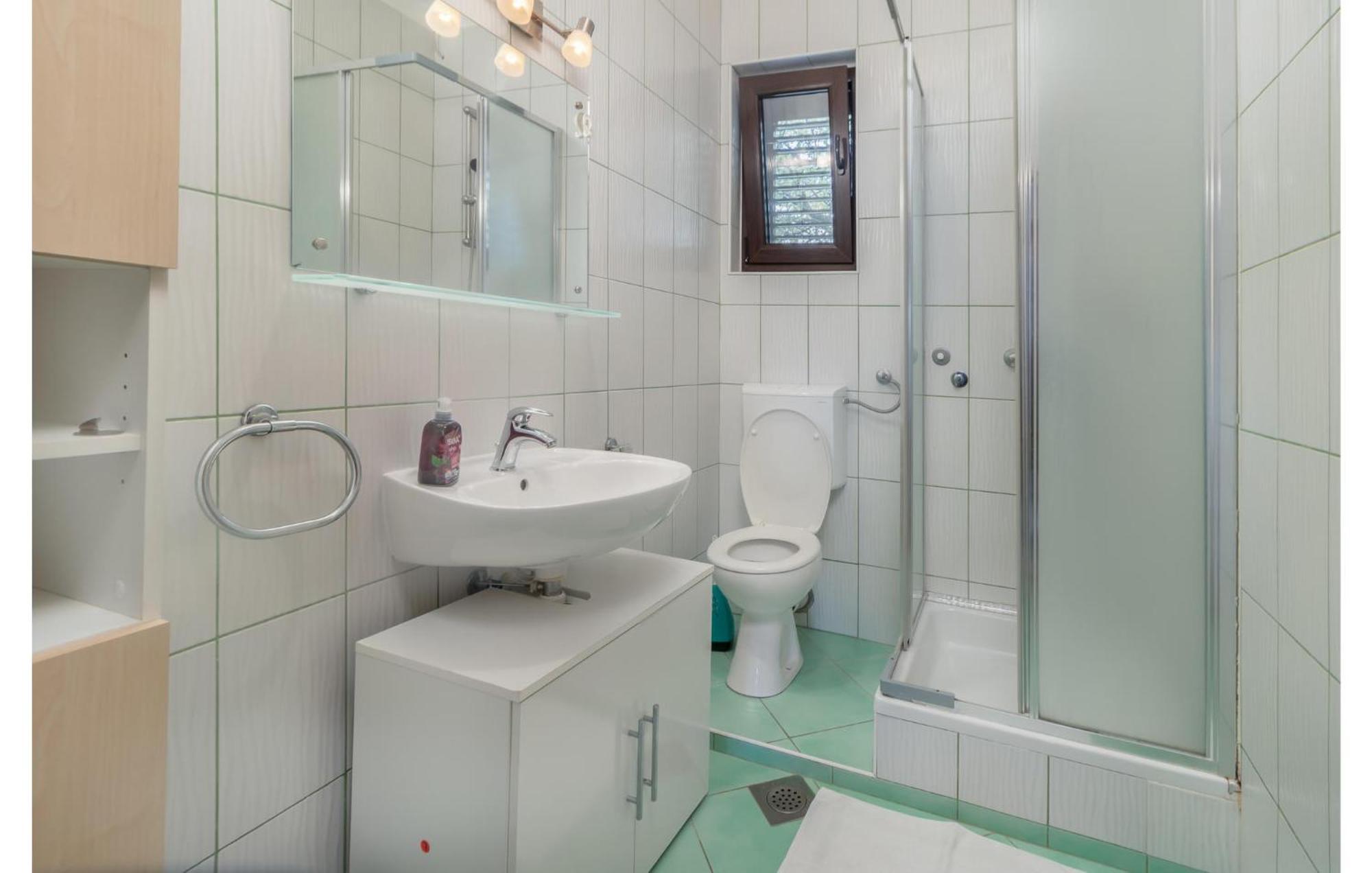3 Bedroom Awesome Apartment In Нови-Винодолски Экстерьер фото
