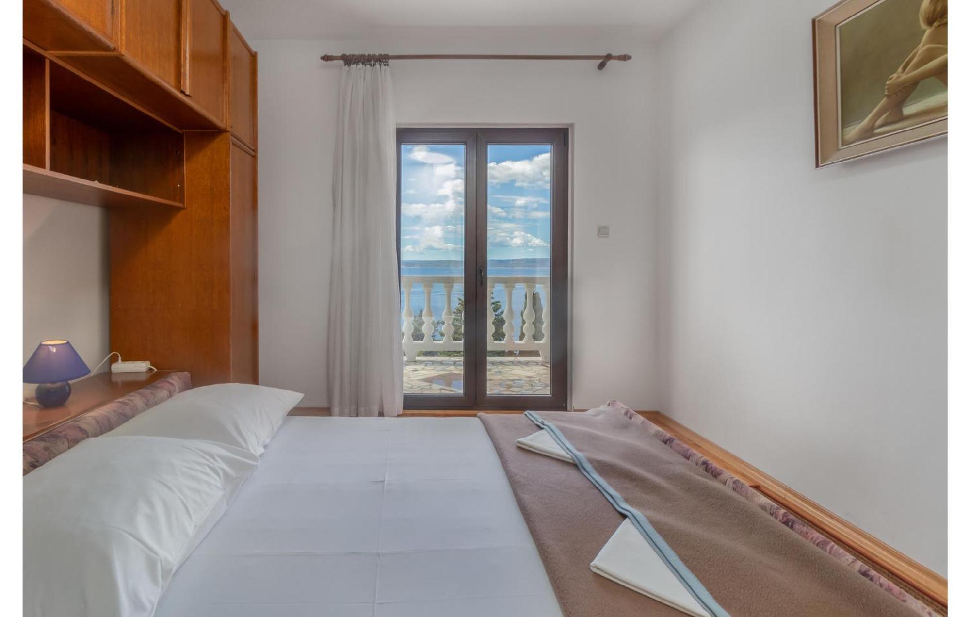 3 Bedroom Awesome Apartment In Нови-Винодолски Экстерьер фото