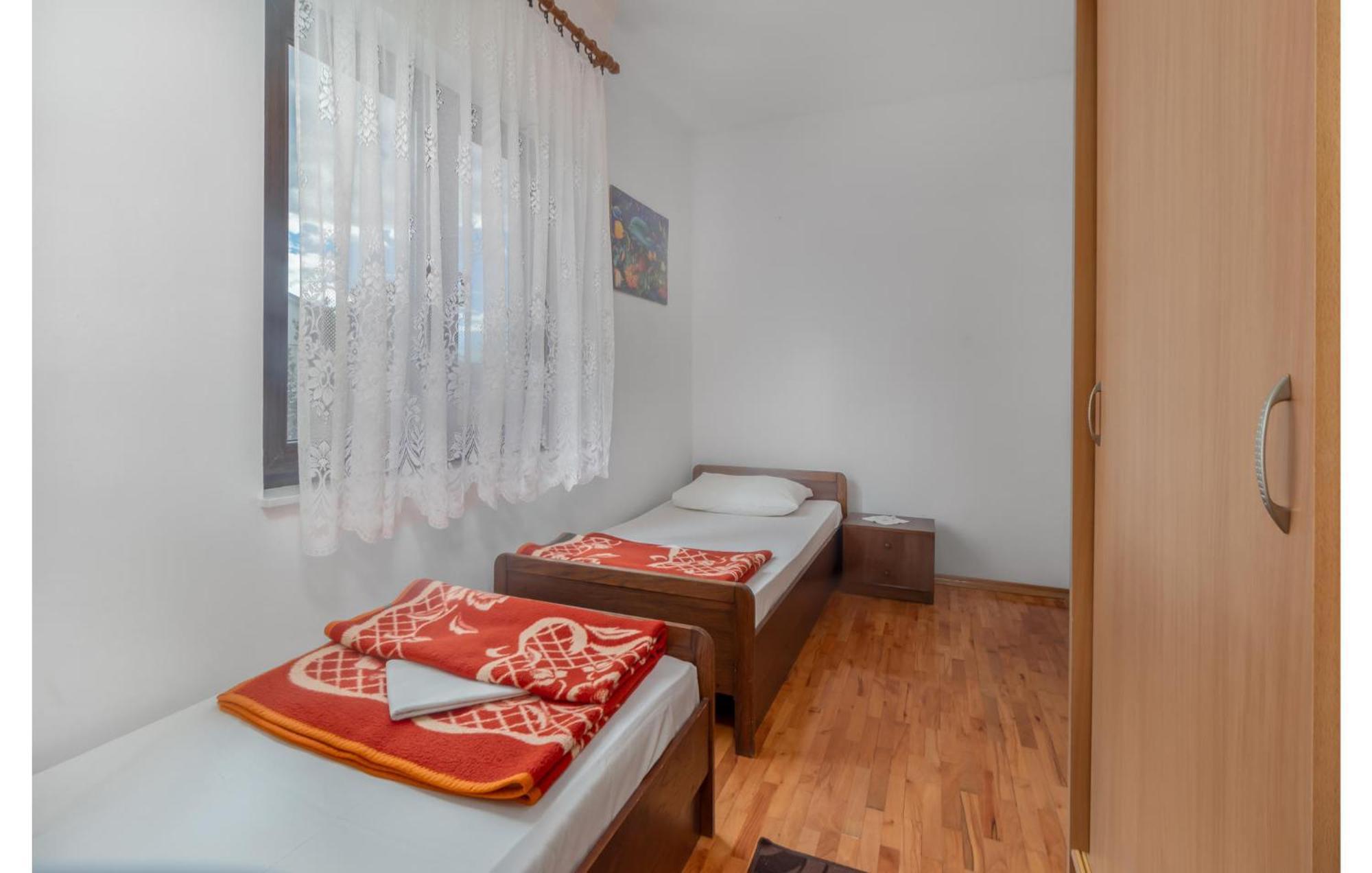 3 Bedroom Awesome Apartment In Нови-Винодолски Экстерьер фото